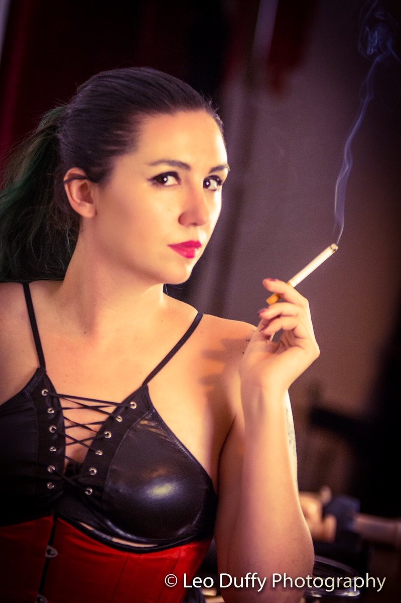goddexsombra's tweet photo. Bow down before the one you serve 😈🖤 #smokingfetish https://t.co/25S9WC1IOQ