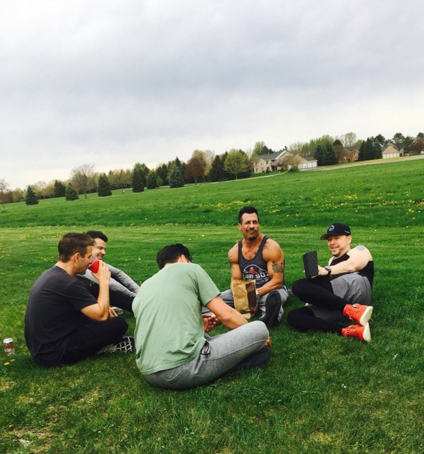 NKOTB's tweet photo. Get out there and enjoy our earth with the special earthlings in your life! #EarthDay https://t.co/qoUbTxIay3