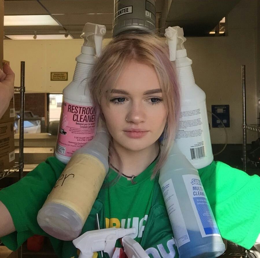 loeysian's tweet photo. Acil durum mesajıyla çağırdığı işin temizlik olması... 😒 Rhea beni hiçbir zaman şaşırtmıyor. Millet, yeni Subway temizlik modeli sizlerle, ona merhaba deyin! 👋 (Fotoğraf işinde gerçekten berbat.) https://t.co/vJbG3VpTtW