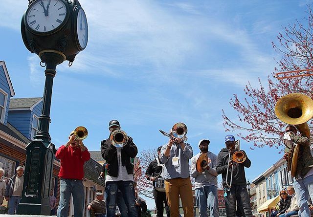 Phenomenal #secondlinesunday @exitzerojazzfest featuring <a href="/newsoundbrass/">New Sound Brass Band</a> #capemay #jazzfest palpable energy in town. #lovecapemay #jerseyshore ift.tt/2Hh3CMu