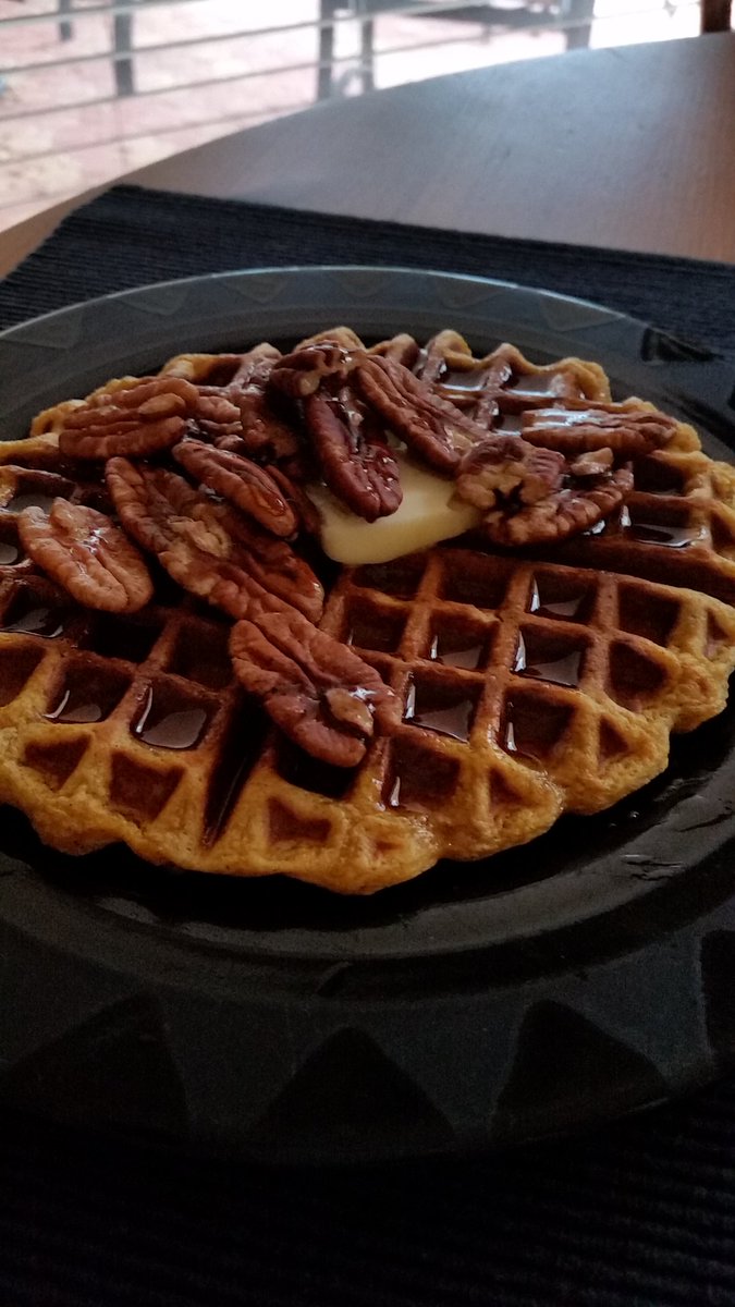 SansziePanzie's tweet photo. #sweetpotato #waffles #pecans #maplesyrup #Sundaybrunch with @OceanaCoffee #Baliblue #chilltime https://t.co/KiPW7vYDdP