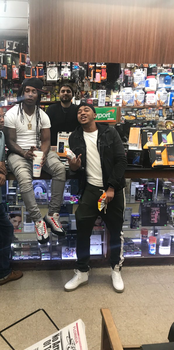 rocksolid1804's tweet photo. Everything in the store free when you pull up with 200 GCs #BallHot☄️ https://t.co/bICoxmu2Sn
