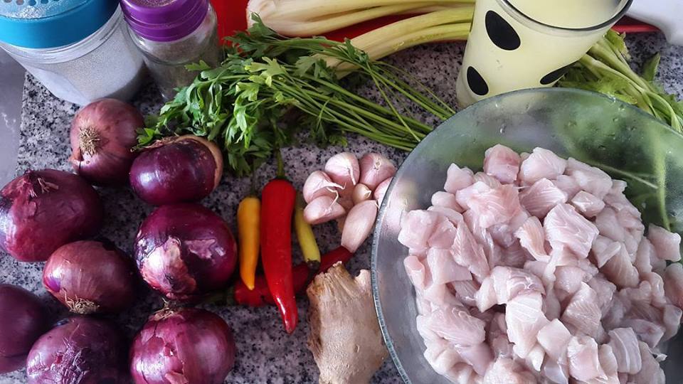 Eroda21's tweet photo. COCINAR ES EL AMOR HECHO VISIBLE 😍👨🏽👨🏽‍🇵🇪🇵🇪 
Pdt: "El chiquitíngo es como preparar Ceviche. Todos pueden hacerlo, pero no cualquiera lo hace rico" 😜👌 #ceviche #picanteesmejor #cocinarconpasion #futurochef #platobandera #perú #deperuparaelmundo #pasionporloquehaces https://t.co/sGlZUfC8gR