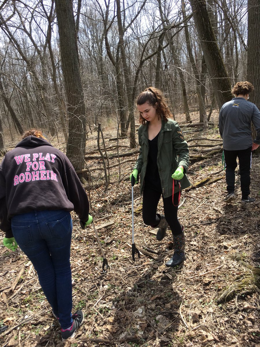 ZoeBlomquist1's tweet photo. Successful day cleaning up litter in Busse Woods! All planned and executed by students of LTS👍🏼👍🏼
#EarthDay2018 #FixtheForest #LTS #leadership https://t.co/OhRbHf1RJF