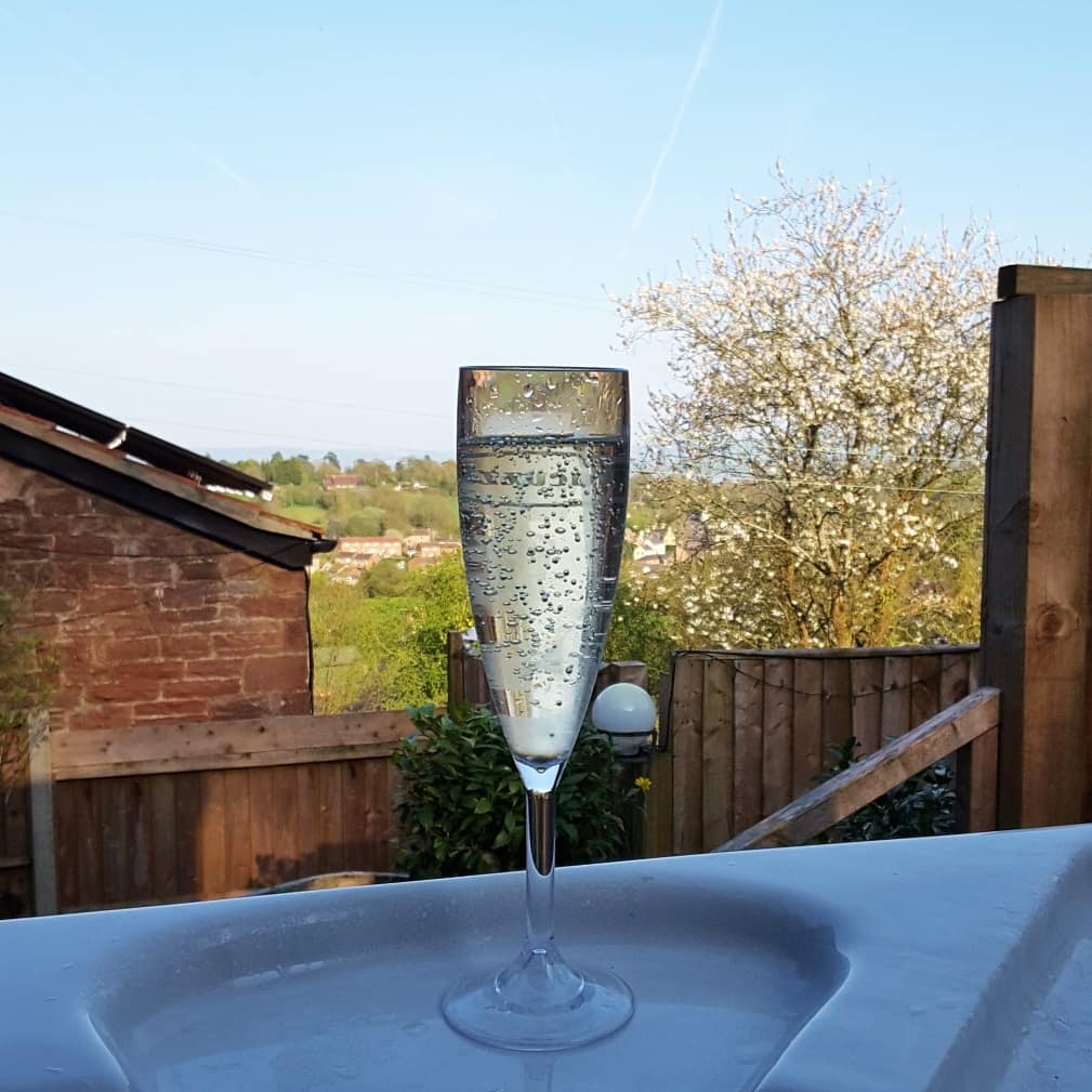 EstherKeziaT's tweet photo. First anniversary in the Forest of Dean (paper anniversary...trees...forest...geddit?) Going to miss that hot tub, the view and all that fresh air #countrysidebreak #1yearanniversary https://t.co/aohHapOJUD