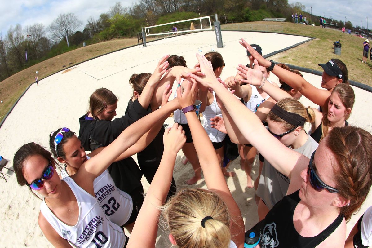 UCABeachVB's tweet photo. Can’t believe this season is over. 😭 Seniors, thank you for all you have given to make this program a success. We are better because of you. #BearClawsUp #BeachBears #United #Schmack #Skim #RunDMC #AtomicBlondes #Jely #HashBrowns 📸: @bradleywidding https://t.co/SfGagzix6u
