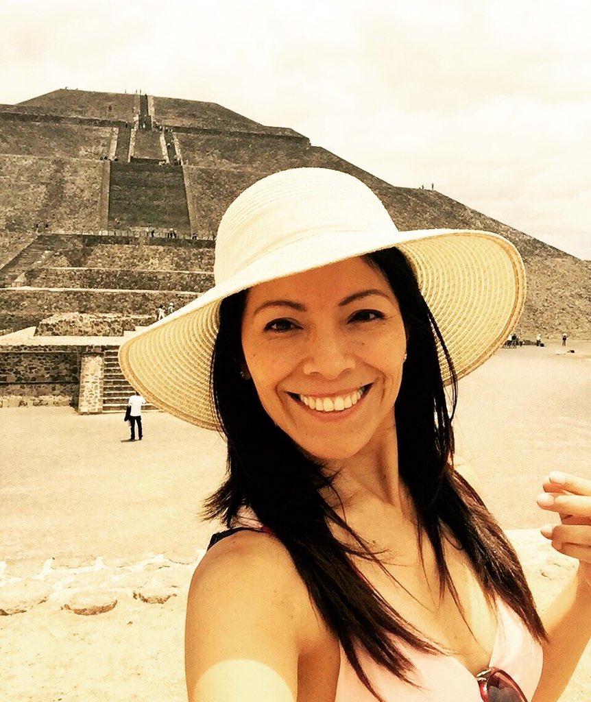 NathalieTolenti's tweet photo. 📸 Selfie time with the magnificent Pyramid of the Sun in Teotihuacan🇲🇽#Traveladdict #foreveronvacation #passportlife #travelphotography #selfie #Mexico #Teotihuacan #worldtraveling #peruvian #incaprincess #yolo https://t.co/c6ud0w4bvs