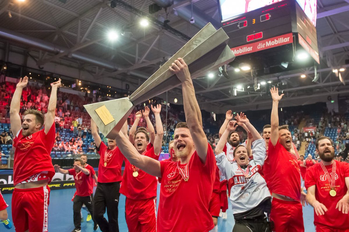 ceskyflorbal's tweet image. Patrik #Dóža získal v dresu Floorball Köniz švýcarský titul! 🇨🇿🏆🇨🇭 Na vítězství 5:2 před 8011 diváky se český reprezentant podílel dvěma asistencemi. Jedná se o historicky první titul pro Köniz. Gratulujeme 👏 @floorballkoeniz @swissunihockey #floorball