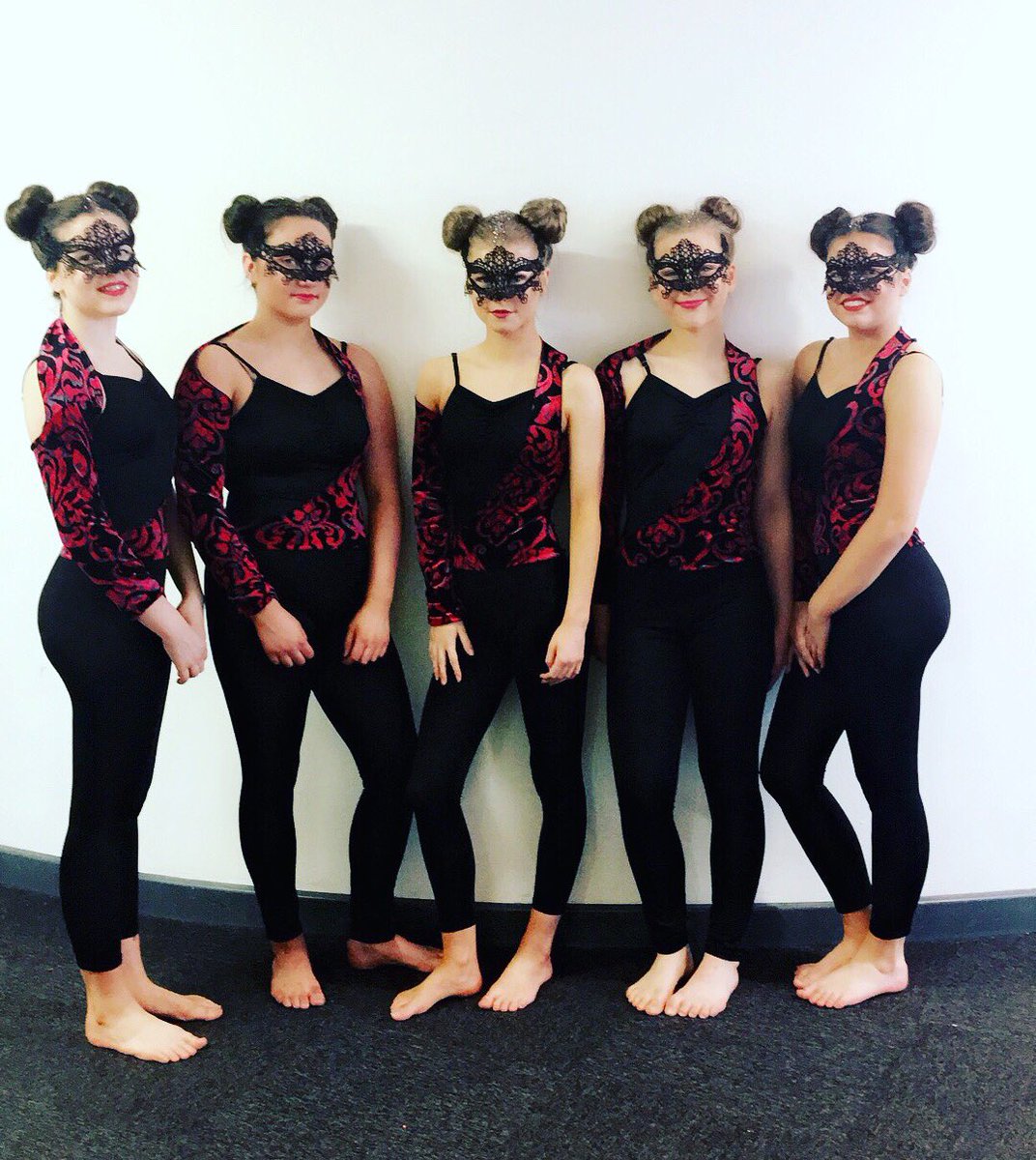 flexstudio1's tweet image. First place senior acro troupe 🏆👯‍♀️❤️🥇