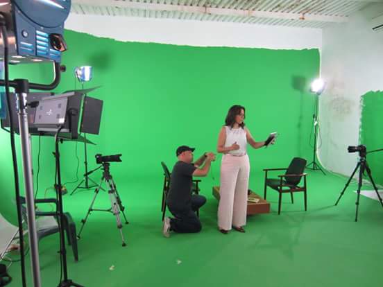 AnaVictoriaM1's tweet photo. El #Programa: #CódigosOcultos fue grabado enteramente en estudio, con el fin de utilizar las ventajas del sistema llamado "ChromaKey"
Luego en #PostProducción se diseña #DirecciondeArte el #Mood #Iluminaciòn #Calidez @AnaVictoriaM1 Casa #PostProductora @Jeranefectos https://t.co/URgYiuTeiW