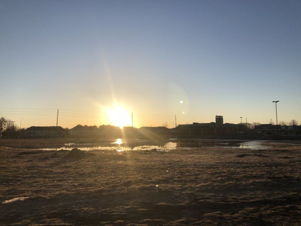 RLeanne's tweet photo. Pushed myself out the door early this morning for my long run. Was rewarded 😊🌞
.
.
.
#runottawa2018 #running #goals #chasingdreams #sunshne #goi2P https://t.co/MLThdrQj9D