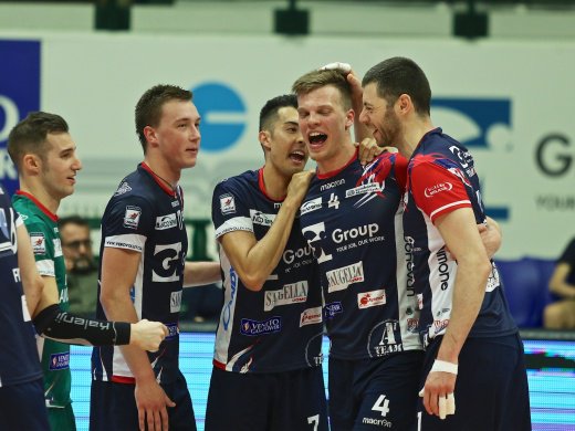 VeroVolley's tweet photo. 😍 Questo #GiGroupTeam non ha limiti, quinta vittoria consecutiva e finale di Play-Off Challenge Cup raggiunta ✅
👇 Ecco la cronaca della gara
https://t.co/j10ixWXVTD
#VeroVolley 🏐 #innAmorati 💙 https://t.co/cBPnyh3ouV