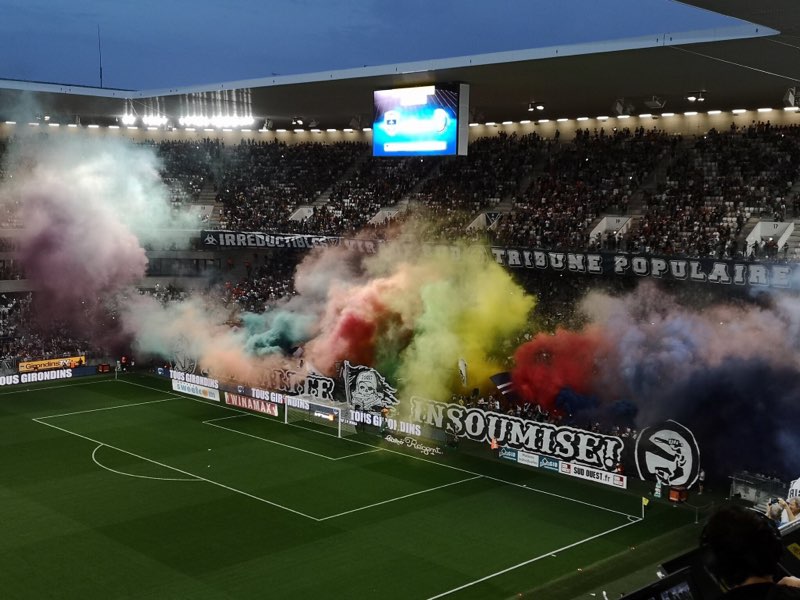 StaditoFootball's tweet photo. 📸⚽️ Magnifique craquage des supporters bordelais au Matmut Atlantique ce soir ! 🔥 #FCGBPSG https://t.co/dL2AjrKOim