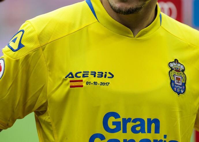 La UD Las Palmas acaba de baixar a Segona Divisió. Recordeu que l'1 d'Octubre va jugar contra el Barça al Camp Nou a porta tancada, amb aquesta samarreta feta per l'ocasió. #NiOblitNiPerdó