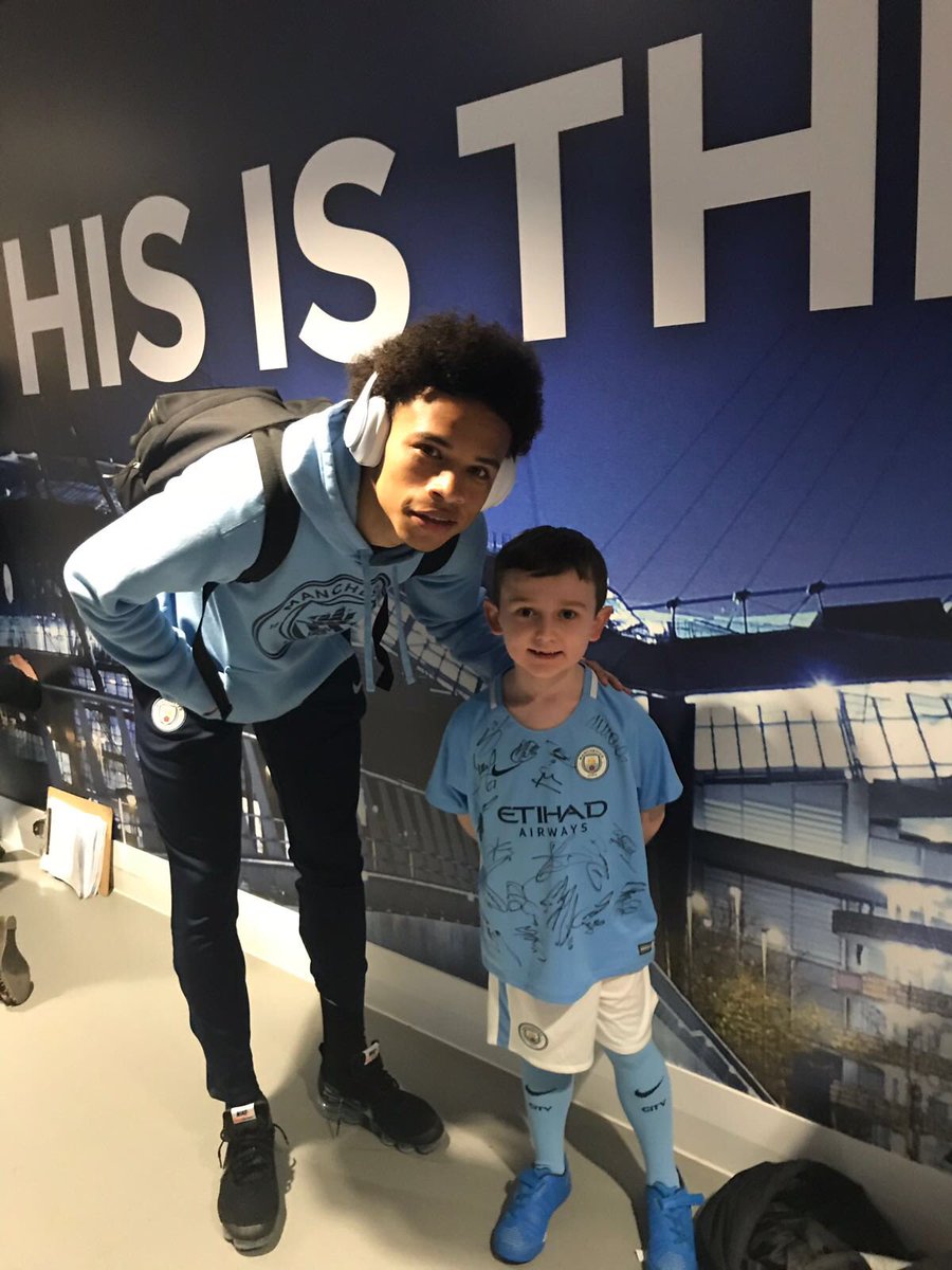 HelpHarryFund's tweet image. What a day Harry had meeting all the players and walking on the pitch thank you @ManCity 💙💙💙