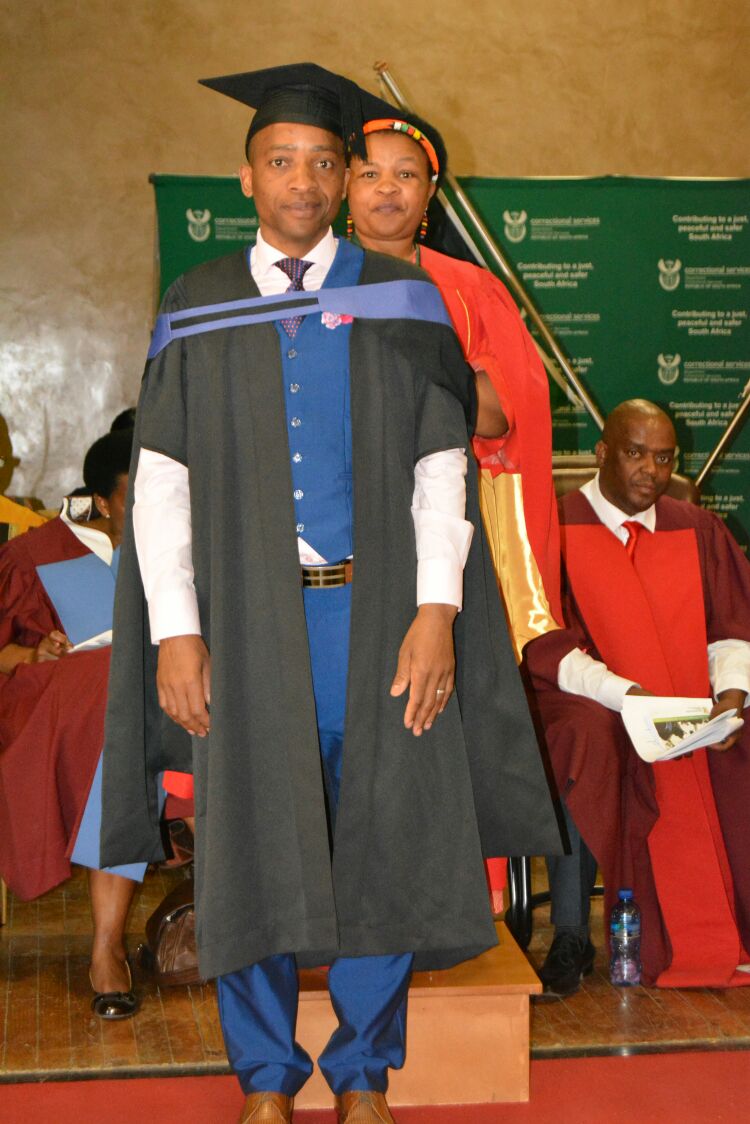 MaageMohlabe's tweet photo. She was wrongfully sentenced to life. But it took a fellow inmate to enrol in Bcom Law for her to be ACQUITTED. Antoinette Chauke'd served a FULL SEVEN YEARS. The co-prisoner MARRIED her in jail in 2014&amp;later GRADUATED in Bcom Law
#SABCNews
FULL STORY👇🏾 https://t.co/fs1r2BGJm8 https://t.co/sZkvwXQ93P