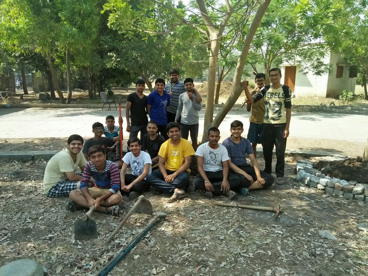 ecoclubgecv's tweet photo. On occasion of RAMNAVAMI, (25-03-2018, morning 6:30 am) GEC Valsad Boys Hostel ECOVISTS group did Swachchhata Abhiyan @collectorvalsad @narendramodi @narendramodi_in @CMOGuj @ecoclubgecv @mygovindia @mygovindia @mygovindia @tv9gujarati @sandesh https://t.co/DloUmFXWku
