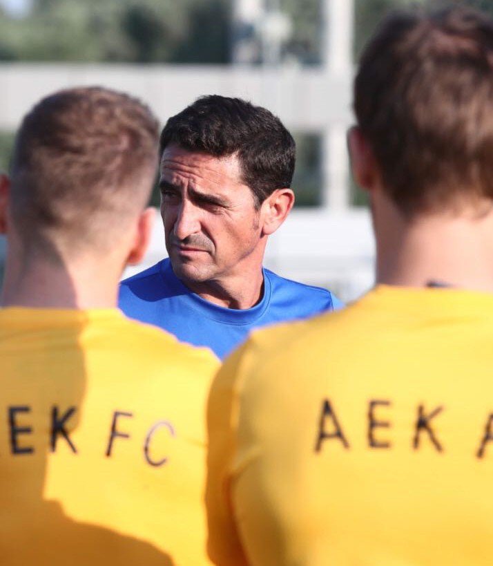 SevillaFC's tweet photo. Muchas felicidades a nuestro excapitán y exentrenador Manolo Jiménez, que se ha proclamado campeón de la liga griega con el @AEK_FC_OFFICIAL, que llevaba 24 años sin ganar el título. ¡¡¡Enhorabuena!!! https://t.co/KEEraNpuGS