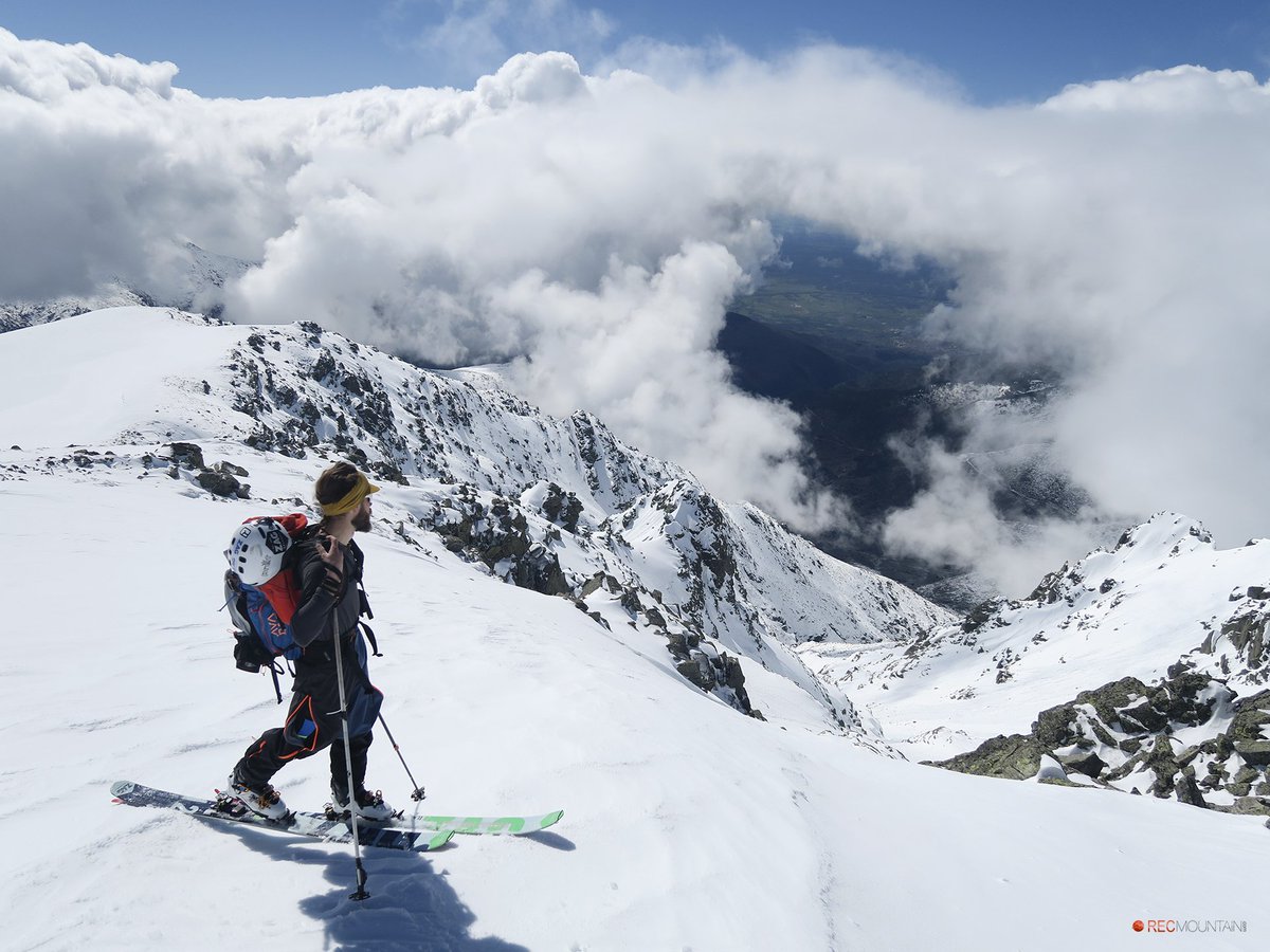 Hace una semana no pudimos bajar la canal que teníamos pensada en el Risco del Fraile. Las condiciones de inestabilidad nos obligaron a limitarnos a recorrer la arista cimera para salir de ahí. Fueron unos momentos increíbles entre las nubes. #ProyectoGredos #SteepSkiing