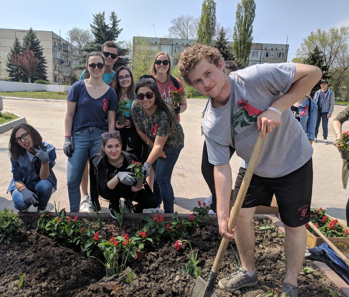 m_at_councils's tweet image. #NSLIY students celebrated #GYSD2018 today by joining forces with #AccessProgram students in Taraclia, Moldova, for a scavenger hunt and flower planting as part of an AIDS awareness campaign. Afterward, they bonded over pizza! Today = success ✔️