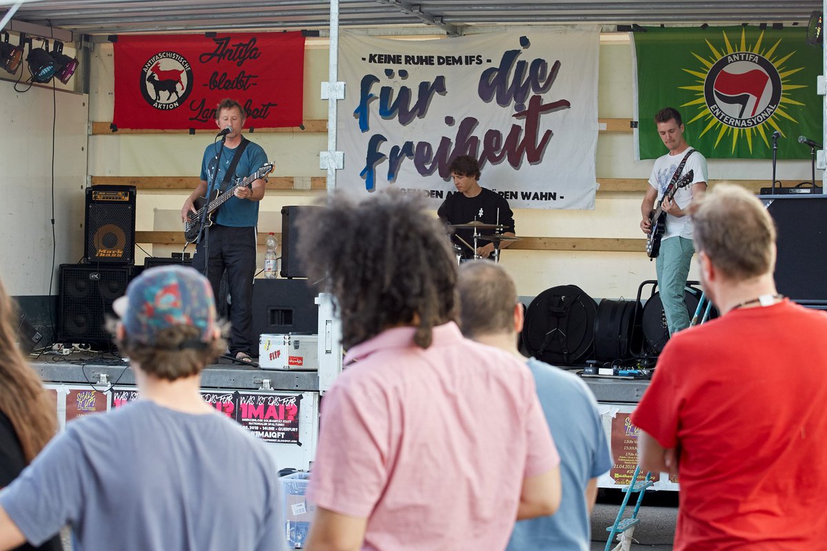 herderpark's tweet photo. Heinz Ratz von der Band Strom & Wasser gründete das Büro für Offensivkultur, um mit musikalischer Eingreiftruppe gegen rechts innerhalb von 24h überall Festivals organisieren zu können.
Freitag Auftritt in Ostritz, Sonnabend in #Schnellroda ...
https://t.co/M6qLT2CnxT
#sr2104 https://t.co/zYWk9kZolT