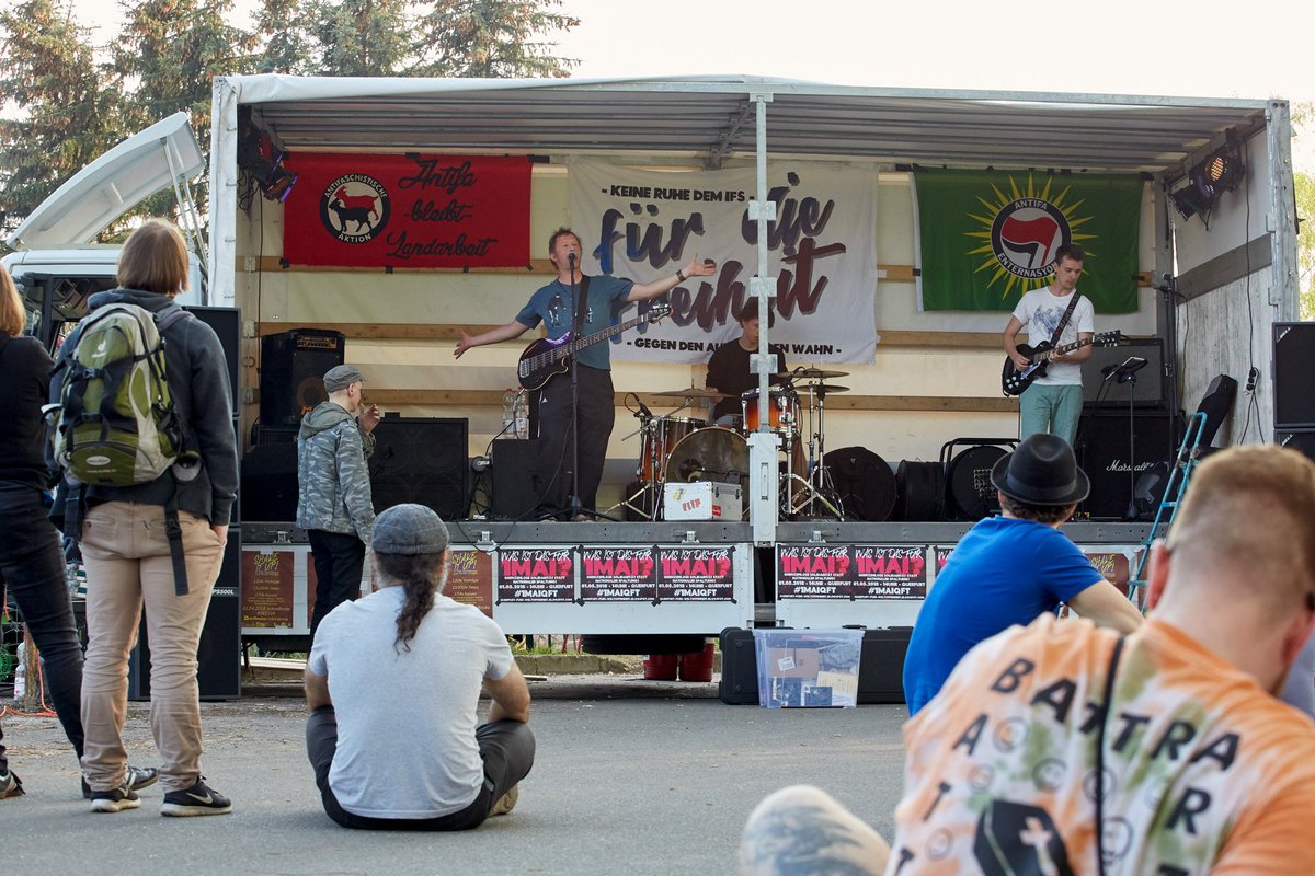 herderpark's tweet photo. Heinz Ratz von der Band Strom & Wasser gründete das Büro für Offensivkultur, um mit musikalischer Eingreiftruppe gegen rechts innerhalb von 24h überall Festivals organisieren zu können.
Freitag Auftritt in Ostritz, Sonnabend in #Schnellroda ...
https://t.co/M6qLT2CnxT
#sr2104 https://t.co/zYWk9kZolT