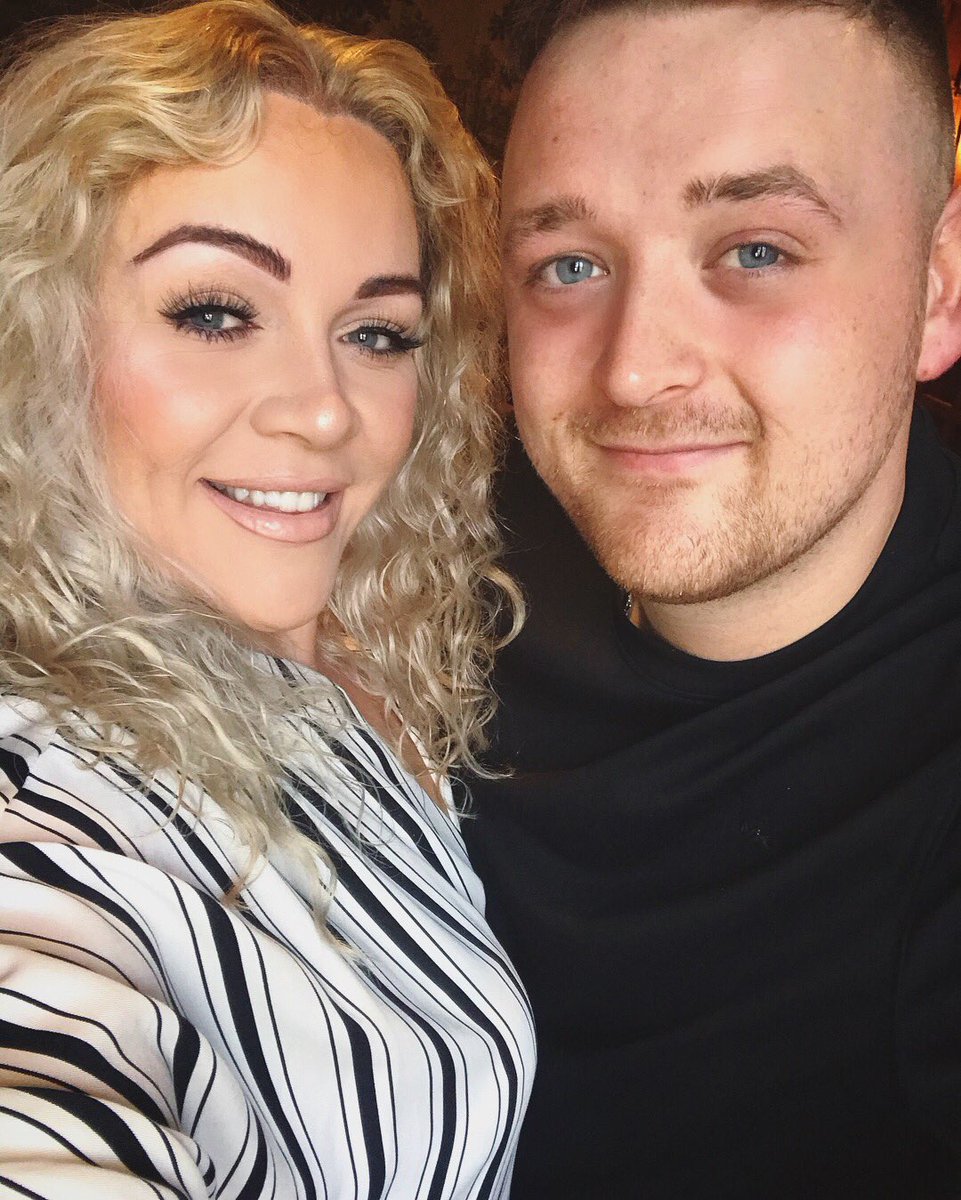 jasminleannexx's tweet photo. Weekend Away 🍻🚗🏰👫🎭✨☀️❤️ #manchester #thornbury #windsor https://t.co/WCVjNl58rQ