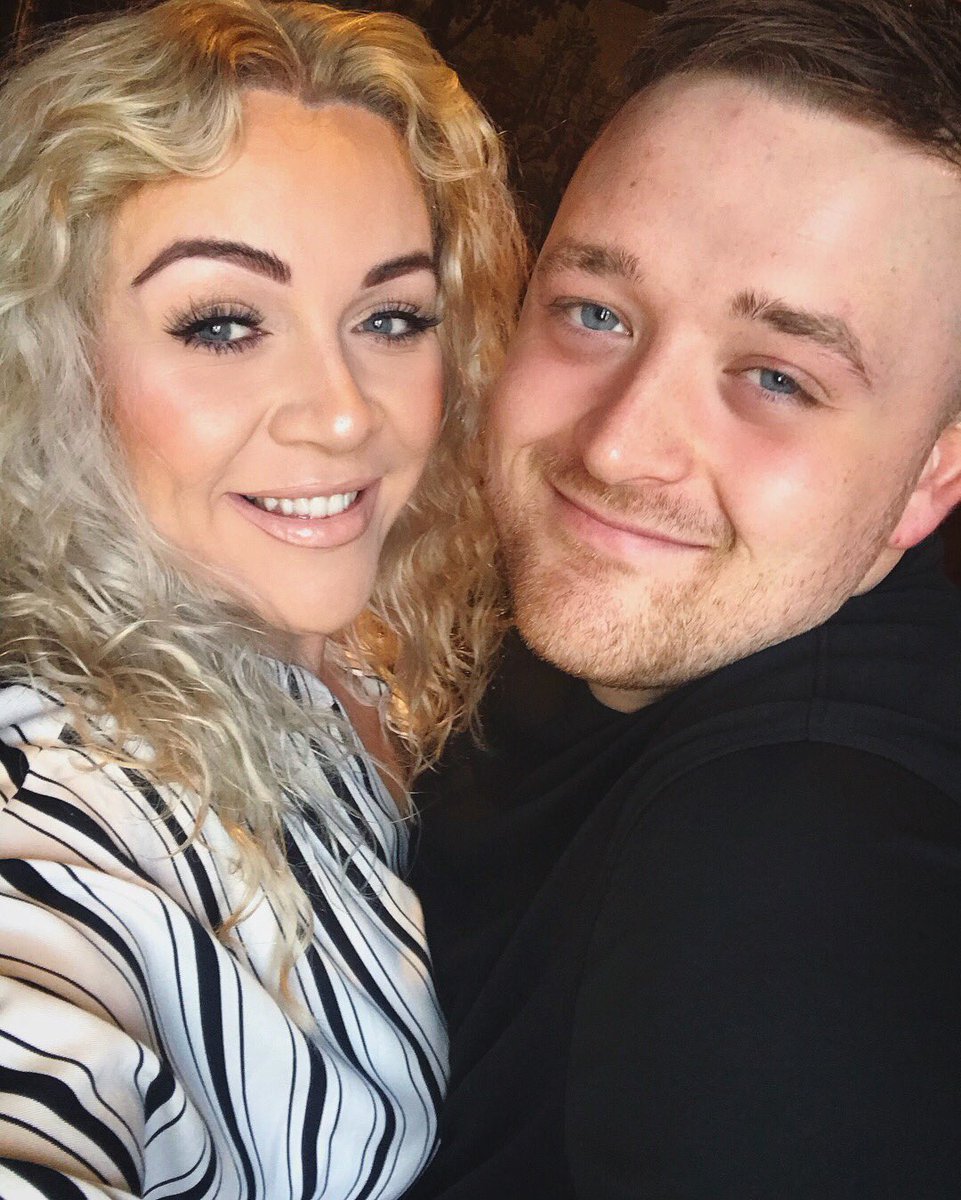jasminleannexx's tweet photo. Weekend Away 🍻🚗🏰👫🎭✨☀️❤️ #manchester #thornbury #windsor https://t.co/WCVjNl58rQ