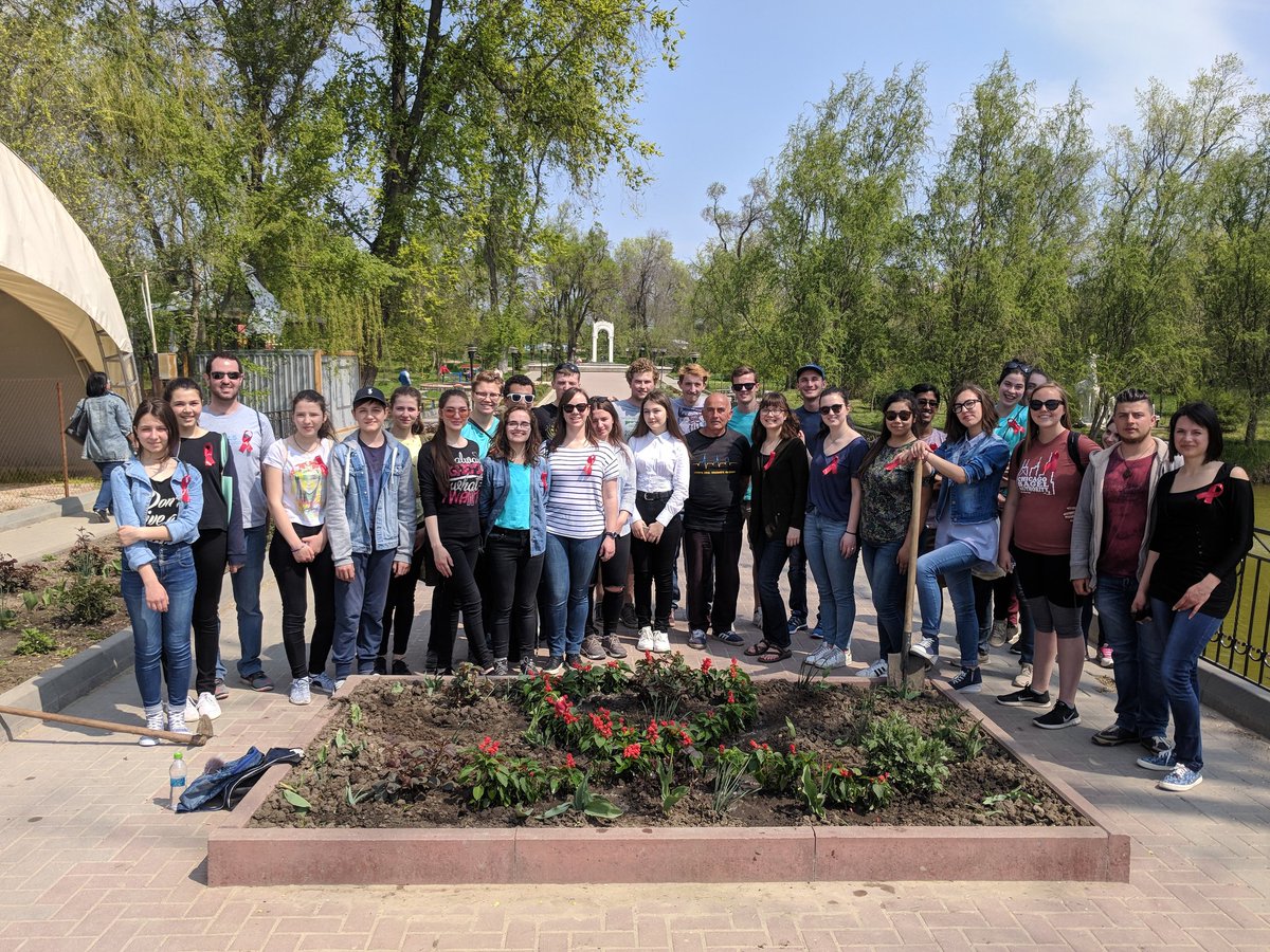 m_at_councils's tweet image. #NSLIY students celebrated #GYSD2018 today by joining forces with #AccessProgram students in Taraclia, Moldova, for a scavenger hunt and flower planting as part of an AIDS awareness campaign. Afterward, they bonded over pizza! Today = success ✔️
