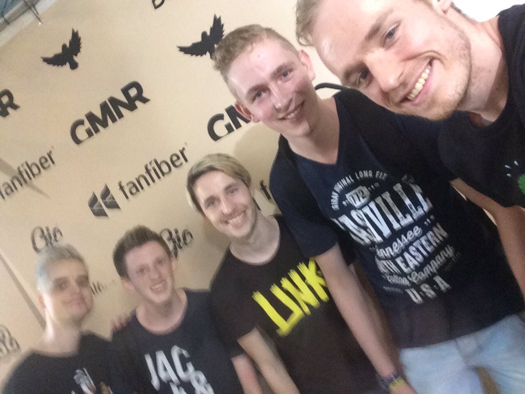 ZenoRobyn's tweet photo. Een weekendje die ik zeker niet zal  vergeten jullie waren allemaal super Nice om te MEETEN Belg out 🤡@IkKajj @EmmaOfz @EstherDooms_ @MailaKeij @AltijdLise @Sjompieh @Miauwrice @Treelias_Dave @Fenthootje @Rheador @iAnnii_YT best gang 🤡❤️(luchtalarm is always ready) https://t.co/u3gZFBONbR