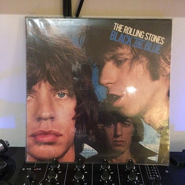 eops's tweet image. Not the greatest Stones record but ‘Fool to cry’ is one of the very best Jagger/Richards compositions. *something in my eye*
#rollingstones #blacknblue #fooltocry #70s #rock #vinyl #og #dj #djlife ift.tt/2HJ3cOv