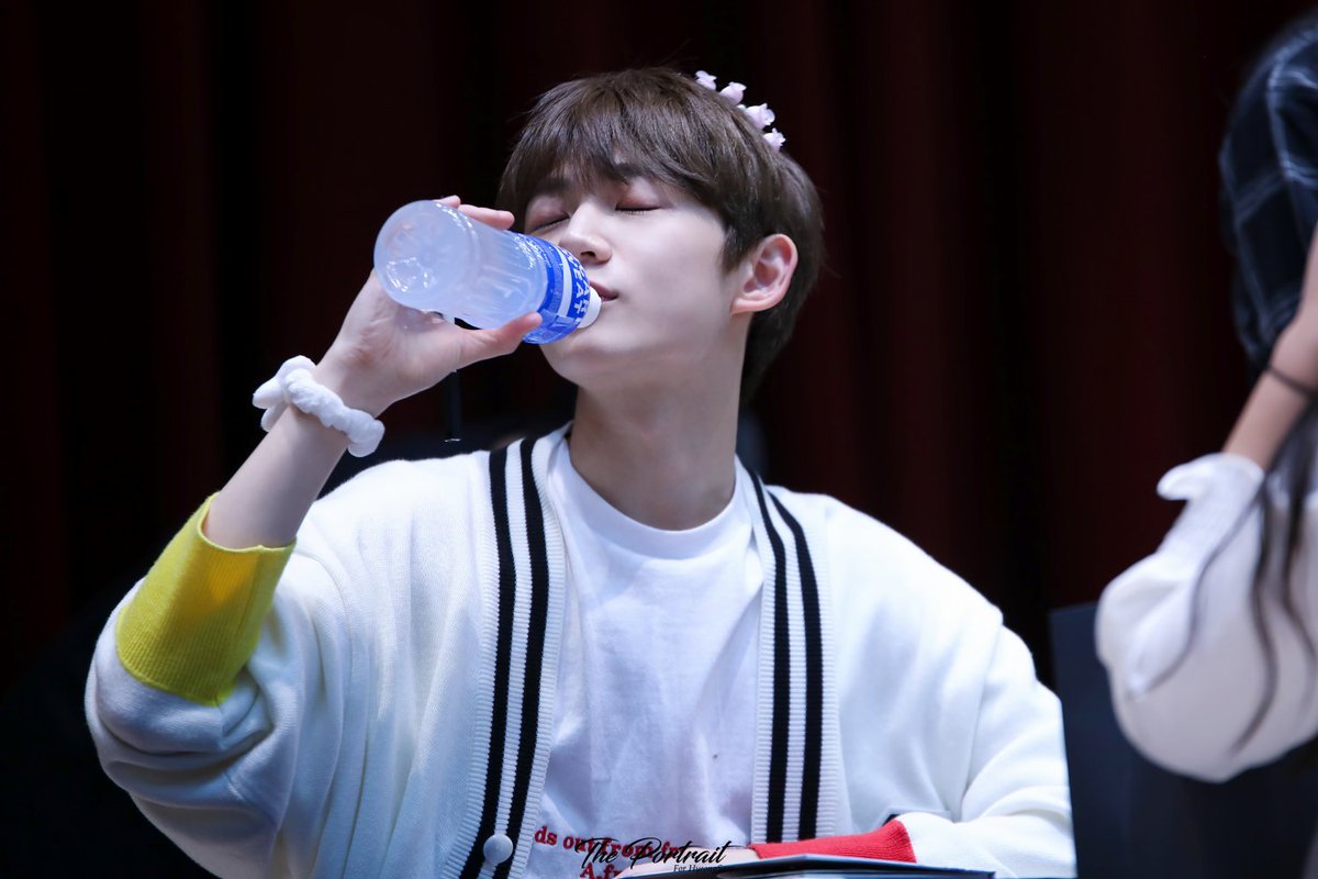 portrait809's tweet image. [180422 홍대팬싸인회]
동아오츠카 사장님.. 다음 포카리 광고모델이 여기있습니다🙋‍♂️🙋‍♂️🙋‍♂️

#안형섭 #형섭 #HYEONGSEOP #安炯燮
#꿈으로물들다 #너에게물들어
#홍대팬싸인회