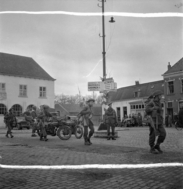 CanadasMilHist's tweet image. Infantrymen of Le Régiment de Maisonneuve moving through Terborg, Netherlands, 1 April 1945.