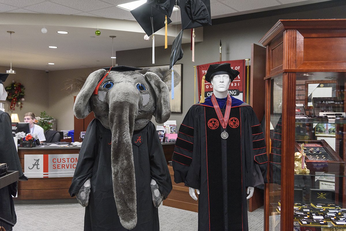 ICYMI: Our Commencement site has a brand new look!! 💯 Traveling to campus to celebrate with a #BamaGrad? ow.ly/FlAT30jB6no #RollTide