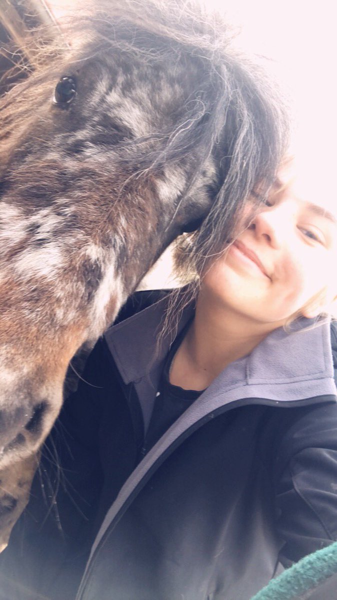 aleight_'s tweet photo. embr[ace]ing all the animals #selfiesforqueers https://t.co/4lh88cQd8g