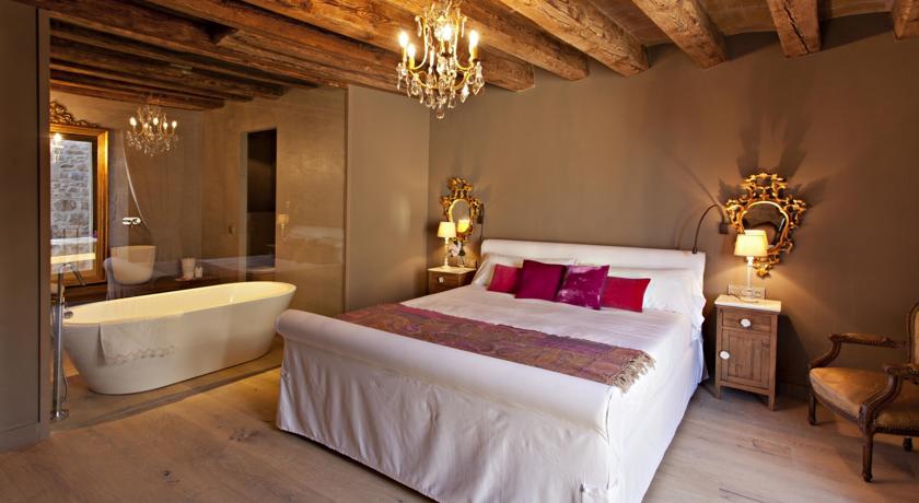 Rourencs i Rourenques per celebrar la diada de #SantJordi18  podeu fer la vostra reserva. Habitació doble, circuit spa i sopar romàntic, tot per 155€. Preu tancat. Nosaltres posem el espai, tú posés les ganes, (o no).#SantEstevedelsRoures