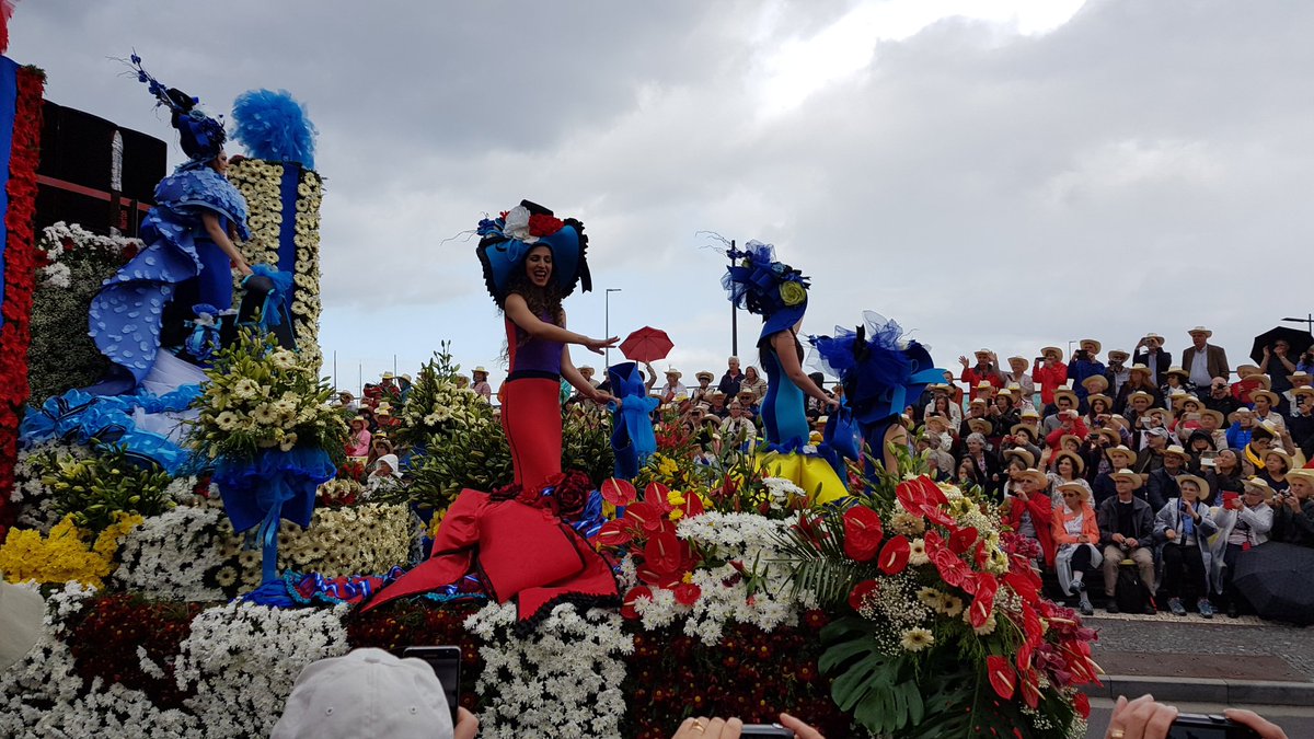 TheoDirkx's tweet photo. Vanmiddag Festa da Flor bezocht in Funchal op Madeira. Mooie optocht met ongeveer 1500 deelnemers en heel veel toeschouwers. Een kleurrijke en fleurige stoet met veel Nederlandse bloemen. https://t.co/1VjYi2uex8