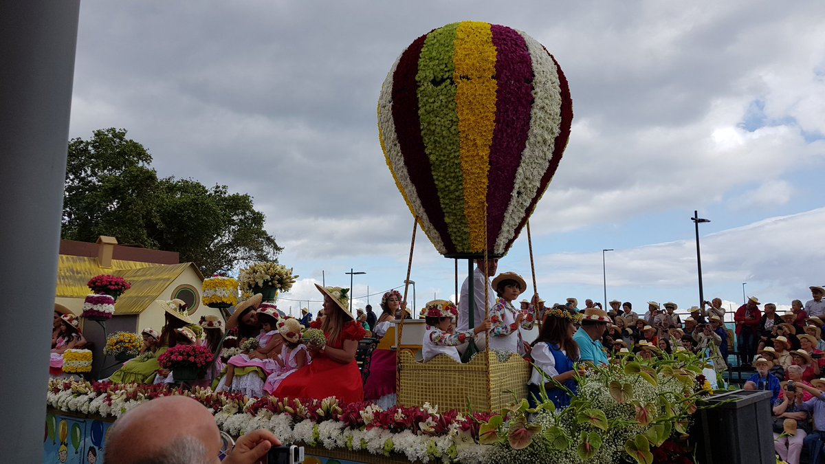 TheoDirkx's tweet photo. Vanmiddag Festa da Flor bezocht in Funchal op Madeira. Mooie optocht met ongeveer 1500 deelnemers en heel veel toeschouwers. Een kleurrijke en fleurige stoet met veel Nederlandse bloemen. https://t.co/1VjYi2uex8