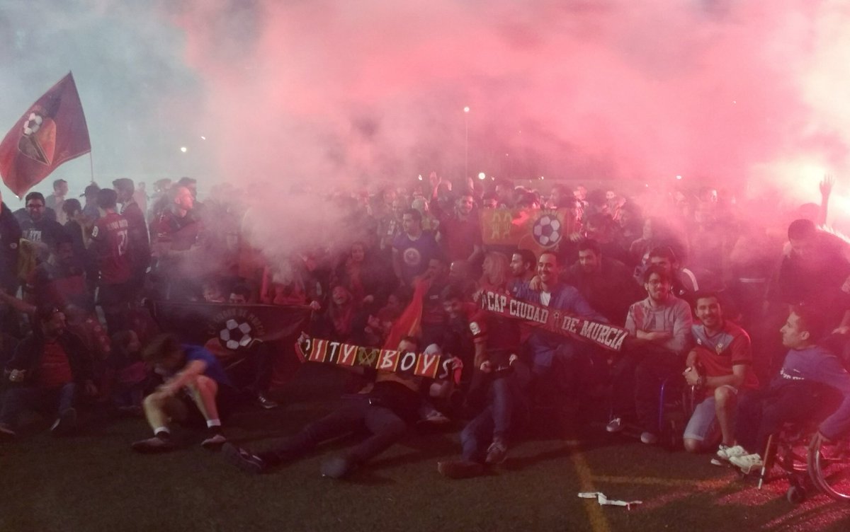 /DOBLE ASCENSO/

La redonda de Murcia se tiñe de rojinegra. #RojinegroEsUnSentimiento