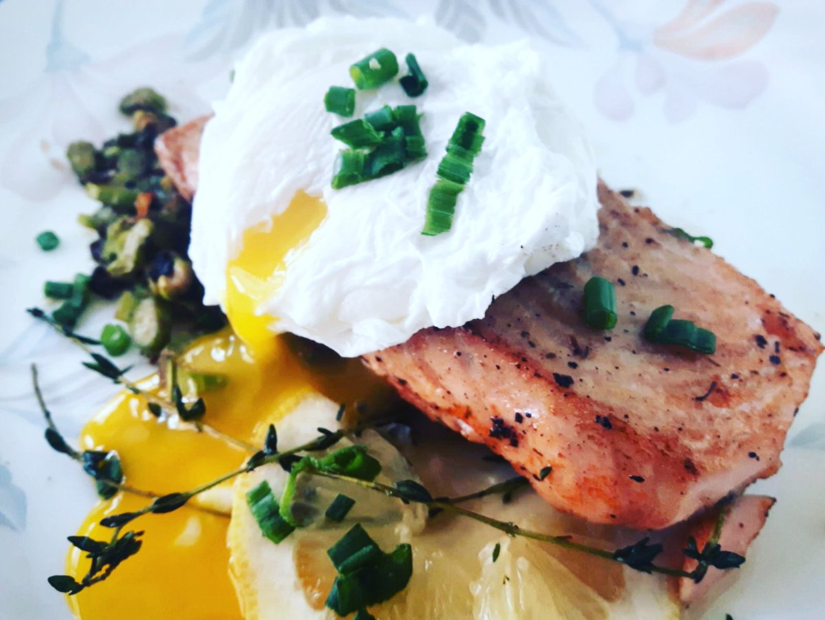 MegaFoodieS's tweet photo. An almost perfectly poached #egg. A nicely seared #salmon fillet. Buttery #asparagus tips. A combination of #leftover + #protein on sales. Total cost $3! What more can you ask for? #homecook #frugal #brunch https://t.co/MPxAmJ29Ql