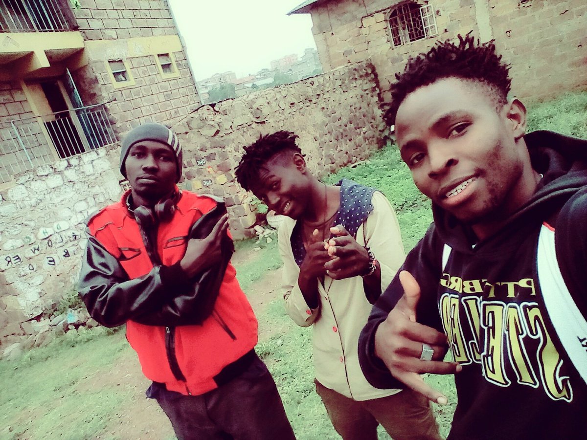 Smallthereales1's tweet photo. Stay fresh like the neighbourhood dope man....late night working...#actright https://t.co/waLQEovPDv
