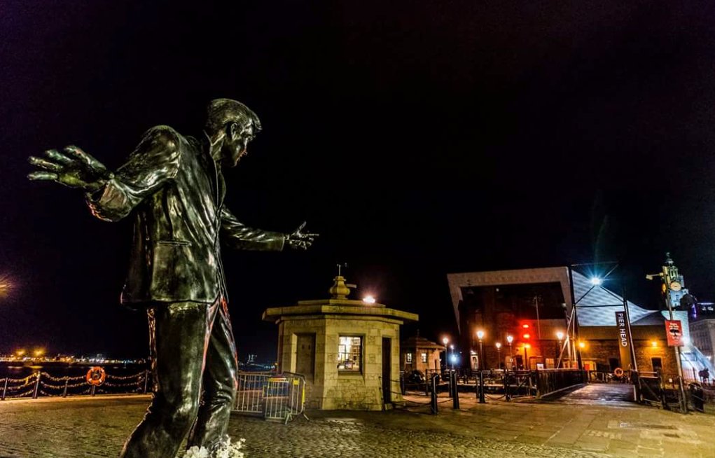 #BillyFury had a hit with 'Last Night Was Made For Love' in 1960 and we're soooo in love with his statue, especially at night time! 🕺🏻❤️ Thank you <a href="/p_longfootphoto/">Phil Longfoot Photos</a> for the 📸