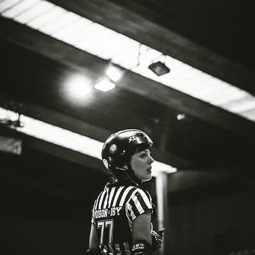 AsBrigantias's tweet photo. Hoxe tocou ver xogar ao equipo mixto #SereasBravas formado por integrantes: @rollerderbyvigo e @lobishomesmrd Vs. equipo #Nós integrado por xogadoras: @irmandiñasrollerderby, @rollerderbyourense e @negra_sombra_roller_derby
Velando pola seguridade como #HeadRef Poison Isy#77 https://t.co/4sBxT5EN0Y