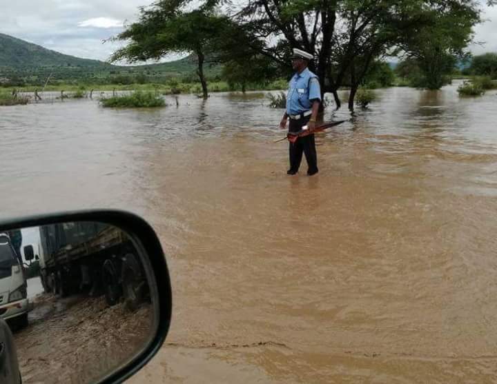 _LFCRED's tweet photo. The police officer stood in the water to show motorists where the edge of the road is at Sultan Hamud. Give credit where it is due. A hero should be celebrated # ifikiematiangi
#Checkpoint
#BBNaijaFinale
#ChurchillShow https://t.co/mNOABL7epg