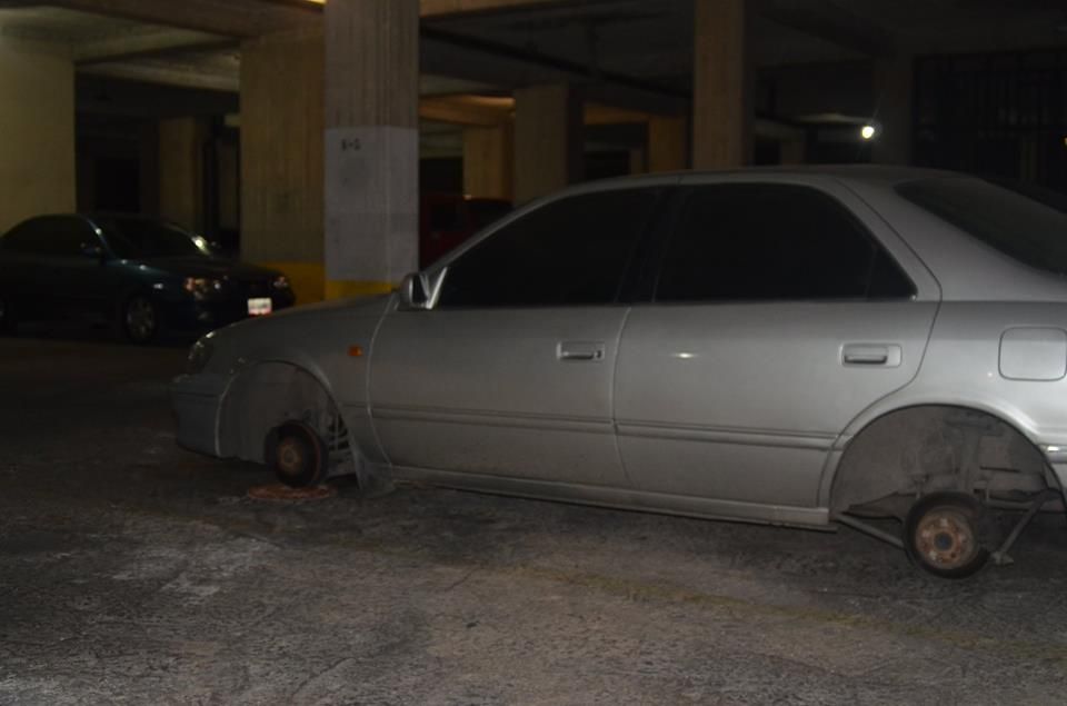 DiarioAvance's tweet photo. Dejaron sin cauchos a los vehículos del estacionamiento de Residencias Bruno en Los Teques. Las cámaras de seguridad grabaron a los ladrones. Conoce mucho más mañana lunes 23 de abril en tu edición impresa de #Avance https://t.co/FUracAuQgs