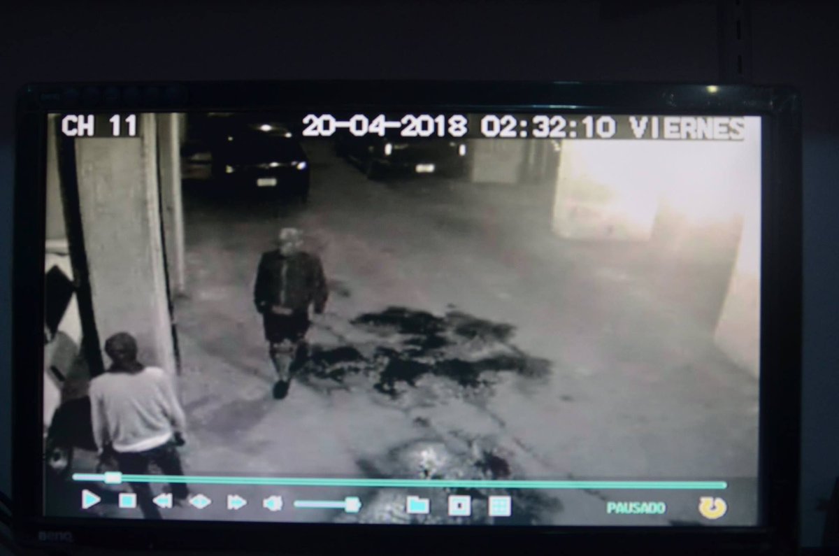 DiarioAvance's tweet photo. Dejaron sin cauchos a los vehículos del estacionamiento de Residencias Bruno en Los Teques. Las cámaras de seguridad grabaron a los ladrones. Conoce mucho más mañana lunes 23 de abril en tu edición impresa de #Avance https://t.co/FUracAuQgs