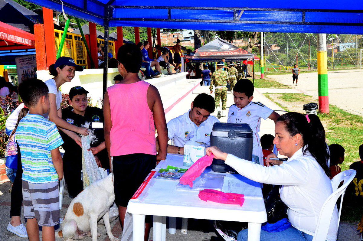 walteradolfor's tweet image. Gracias al apoyo de las diferentes Instituciones como la #DEFENZA CIVIl #BOMBEROS #SISBEN #secretaria tránsito  #Secretaría Salud Ibagué  #Cortolima La unidad Móvil Médica #ASORRECUA #SENA llevamos un servicio social a la Cumuna trece @BASPC06 "Héroes Multimisión"