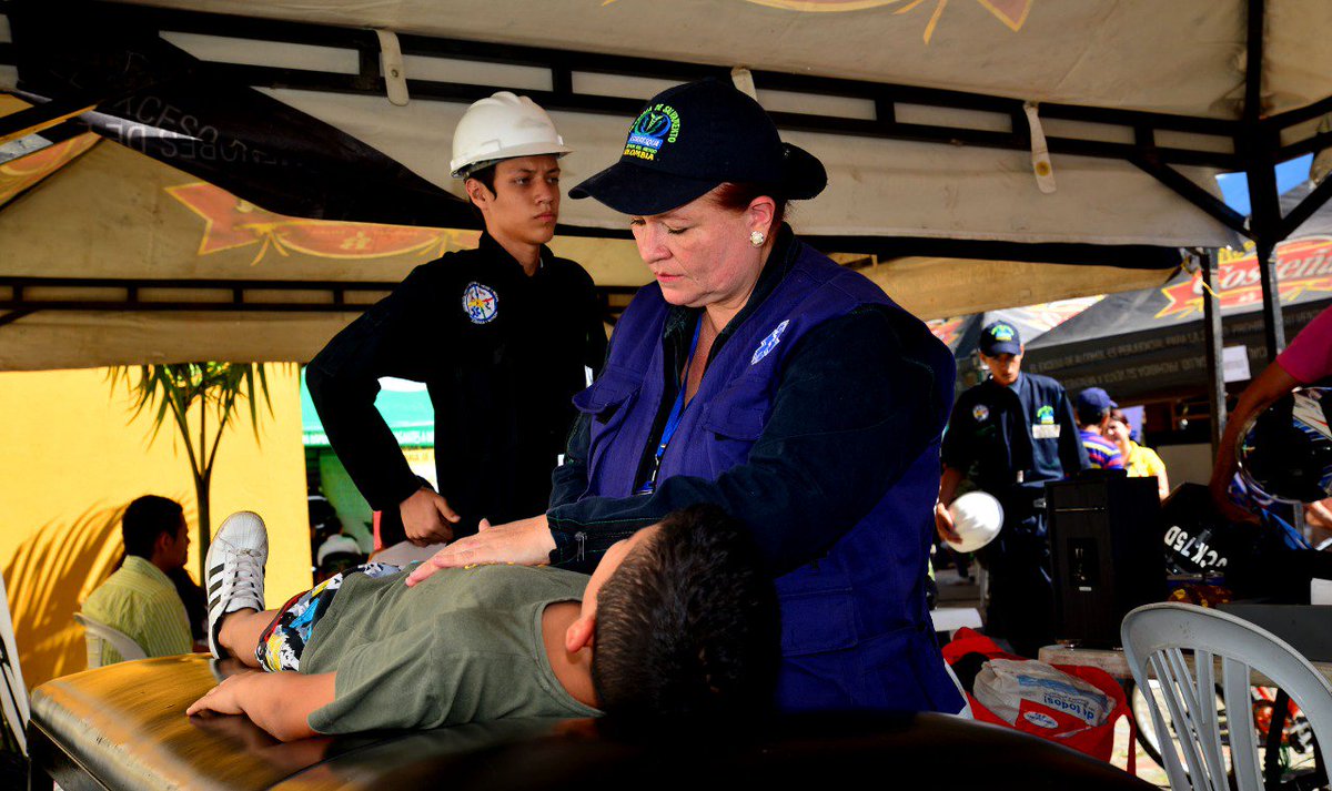 walteradolfor's tweet image. Gracias al apoyo de las diferentes Instituciones como la #DEFENZA CIVIl #BOMBEROS #SISBEN #secretaria tránsito  #Secretaría Salud Ibagué  #Cortolima La unidad Móvil Médica #ASORRECUA #SENA llevamos un servicio social a la Cumuna trece @BASPC06 "Héroes Multimisión"