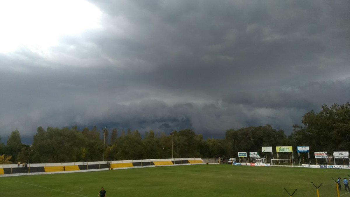 Bajo un cielo tormentoso, el albo gana 2 a 0 (chiocarello y quiroga).
Esperamos por el comienzo del ST