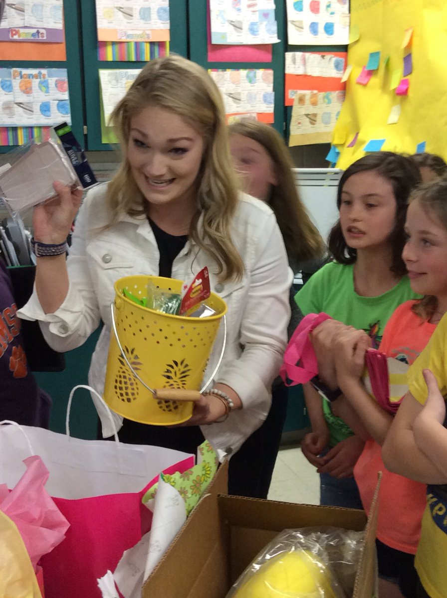 ksandersHMES's tweet photo. We surprised Ms. Smith with a thank you for helping our class! The kids shared precious thoughts. Love these kids! https://t.co/lY5tWbyhDn